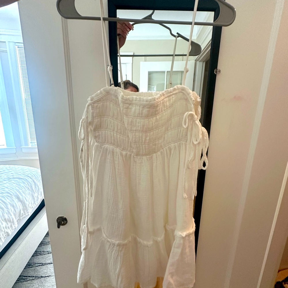 white flowy mini dress 🤍